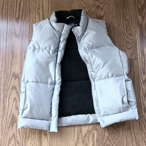Gap silver puffer vest with fleece lining xs new condition - Picture 3 of 3